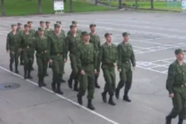 Cười vỡ bụng xem binh sĩ vừa duyệt binh vừa hát 