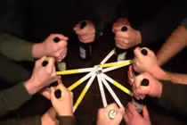 Mở 8 chia bia cùng lúc chỉ bằng... thước gấp