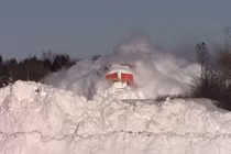 Đẹp ngỡ ngàng cảnh tàu hỏa lao đi trong tuyết