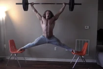 Màn nâng tạ không thể tin nổi của siêu lực sĩ