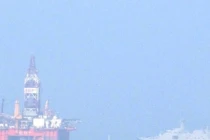 Tàu chiến lớn nhất TQ liên tục quanh quẩn cạnh giàn khoan trái phép