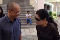 Xúc động với hình ảnh Khánh Ly cúi chào fan hâm mộ