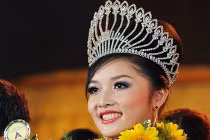 Hoa hậu làm gì trong những buổi tiếp khách giữa đêm?