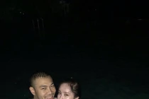 Quỳnh Nga "quấn chặt' Doãn Tuấn ở bể bơi