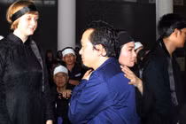 Quốc Trung động viên Thanh Lam trong lễ tang NS Thuận Yến