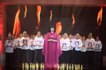 “Giai điệu tự hào” và những câu hỏi nhức nhối