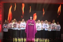 “Giai điệu tự hào” và những câu hỏi nhức nhối