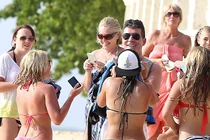 Ông trùm Simon Cowell bị fan nữ xâu xé