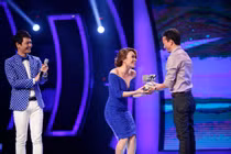 Mỹ Tâm nhận cúp MTV Đông Nam Á trên sân khấu Idol