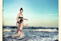 Hồ Ngọc Hà mặc bikini phơi nắng với Subeo trên biển