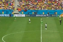 Cờ Việt Nam tung bay trong trận Pháp và Nigeria