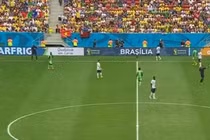 Cờ Việt Nam tung bay trong trận Pháp và Nigeria