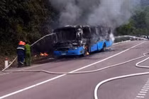 Xe chở công nhân về quê ăn Tết cháy rụi