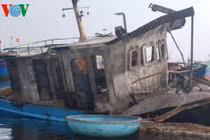 Hiện trường vụ cháy tàu khiến nhiều người bị hất xuống biển