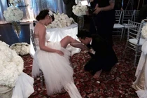 Ngọc Quyên được chú rể quỳ xuống hôn chân đắm đuối