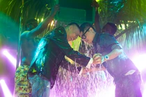 Chí Anh dội nước đá lên đầu trước mặt người yêu