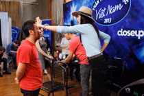 Thanh Hằng âu yếm, chuẩn bị trang phục cho Quang Dũng