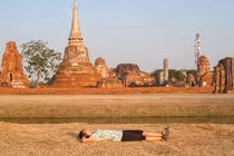 Nhiếp ảnh gia du lịch quanh thế giới chỉ "nằm chụp ảnh"