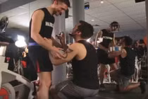 Màn cầu hôn cảm động trong phòng gym của cặp đôi đồng tính