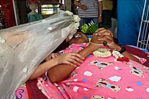 Nỗi đau cô gái trẻ mặc váy cưới trong đám tang người yêu