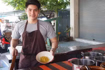 Quán bún mỹ nam hớp hồn thực khách nữ 