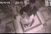 Cô gái tung chiêu hạ gục kẻ biến thái trong thang máy