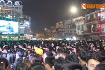 Giới trẻ chen nhau mệt nhoài đón năm mới 2017 ở Hà Nội