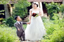 Chuyện tình của các cặp đôi "nàng khổng lồ, chàng tí hon" 