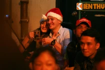 Khoảnh khắc khách Tây đón Giáng sinh tĩnh lặng ở Hà Nội
