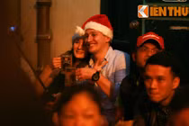 Khoảnh khắc khách Tây đón Giáng sinh tĩnh lặng ở Hà Nội
