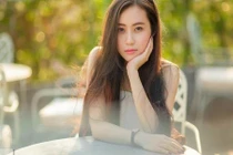 Nữ sinh Đại học quốc gia có vẻ đẹp u sầu