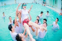 Ảnh kỉ yếu siêu quậy ở bể bơi của học sinh Thanh Hóa