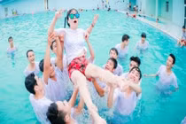 Ảnh kỉ yếu siêu quậy ở bể bơi của học sinh Thanh Hóa