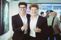 Hai doanh nhân trẻ kiếm triệu bảng Anh nhờ mạng xã hội