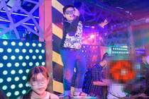 Ảnh xôn xao 1/6: Trẻ con lên bar “quẩy” tưng bừng