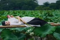 Nữ sinh Ngoại thương e ấp bên sen đầu mùa