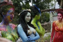 Thiếu nữ mặc nội y hóa thân động vật trong sở thú 