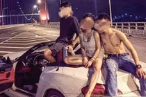 Nhóm nam nữ làm “chuyện ấy” trên xe mui trần đỗ giữa cầu