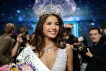 Hành trình 11 năm từ nữ vũ nữ trở thành hoa hậu