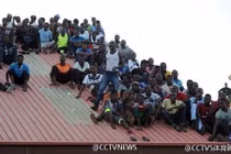 Xem bóng đá kiểu Nigeria: Đông quá hết chỗ, ngồi lên cả đầu nhau