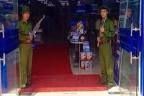 Trần Anh lại dùng mẫu cầm súng, mặc quân phục gây tranh cãi