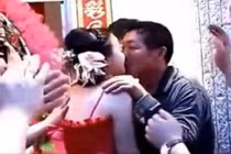 Cảnh bố chồng hôn con dâu trong lễ cưới gây sốc