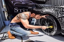 Hot boy rửa xe đẹp trai, cơ bắp hớp hồn chị em