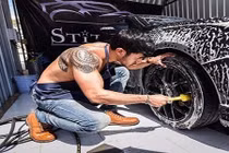 Hot boy rửa xe đẹp trai, cơ bắp hớp hồn chị em