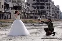 Xúc động ảnh cô dâu chú rể giữa Syria hoang tàn