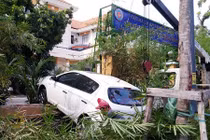 Ô tô gây tai nạn, cửa ngõ Tân Sơn Nhất ùn tắc