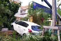 Ô tô gây tai nạn, cửa ngõ Tân Sơn Nhất ùn tắc