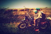 Phượt thủ 4 tuổi cùng mẹ “đi khắp thế gian” bằng xe Minsk