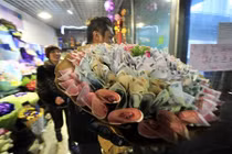 Trào lưu tặng hoa cuốn tiền khoe giàu sang, chảnh chọe