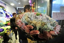 Trào lưu tặng hoa cuốn tiền khoe giàu sang, chảnh chọe